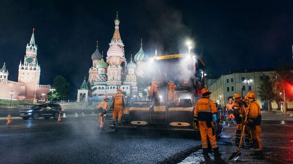 Городские службы ведут работы по обновлению дорожного полотна на Кремлевском кольце Москвы