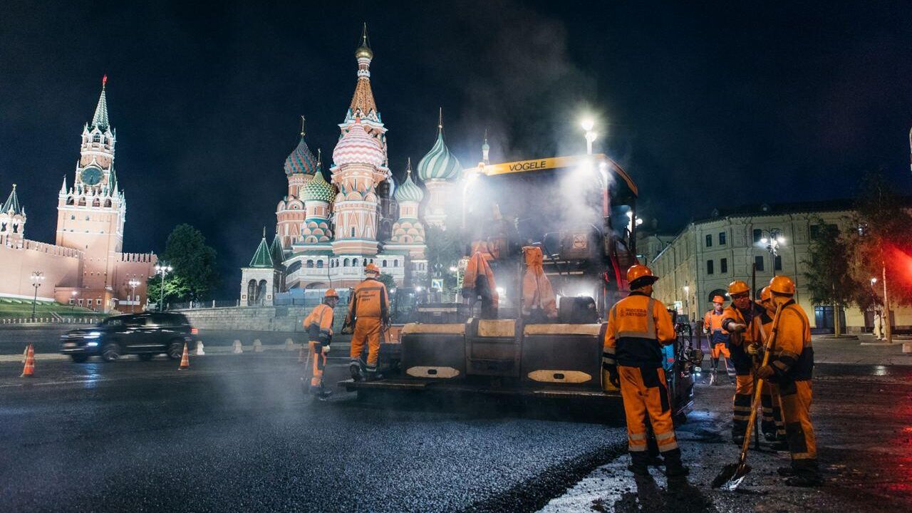 Городские службы ведут работы по обновлению дорожного полотна на Кремлевском кольце Москвы - РИА Новости, 1920, 20.10.2024