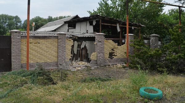 Разрушенный дом в поселке Ивановка (окраина города Горское)