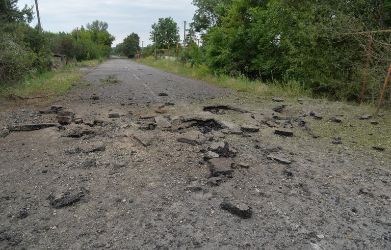 Взорванная дорога на окраине города Горское