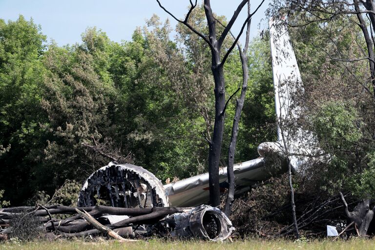 Фрагмент упавшего военно-транспортного самолета Ил-76 в Рязанской области 