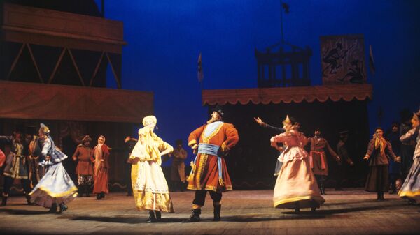 Сцена из балета Петрушка композитора Игоря Стравинского в Большом театре