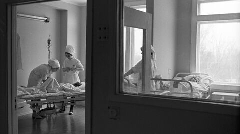 Медсестры в палате пациента. Архивное фото