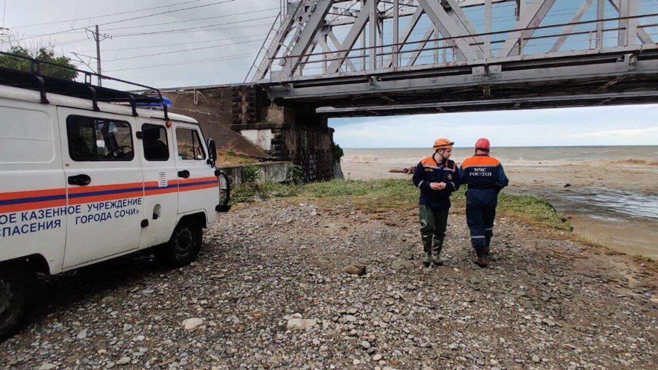 Одну из пассажирок машины, которую унесло в Черное море, нашли погибшей -  РИА Новости, 24.06.2022