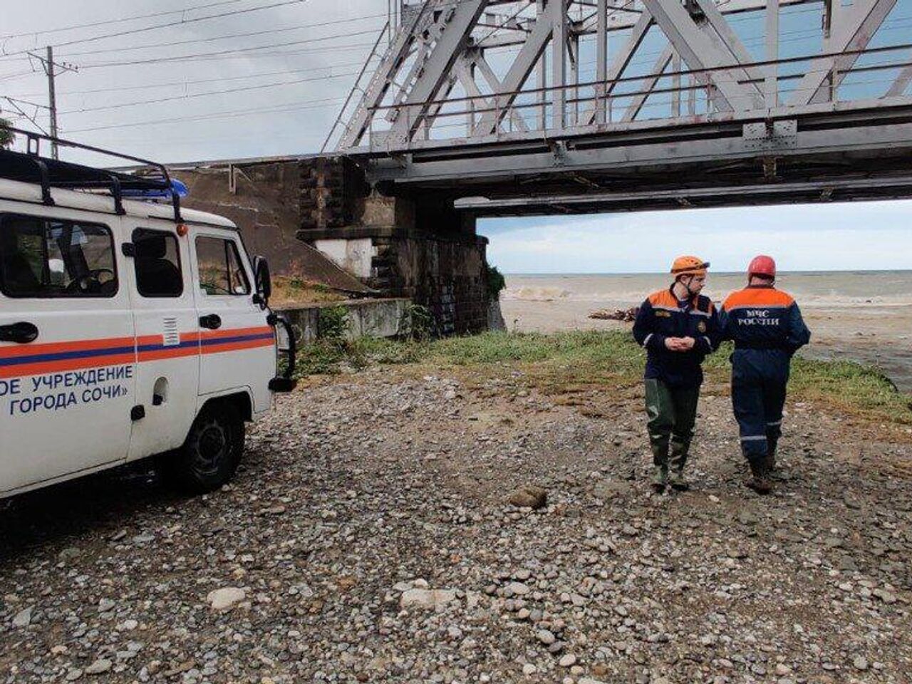 В Сочи два автомобиля с пассажирами смыло в море - РИА Новости, 24.06.2022