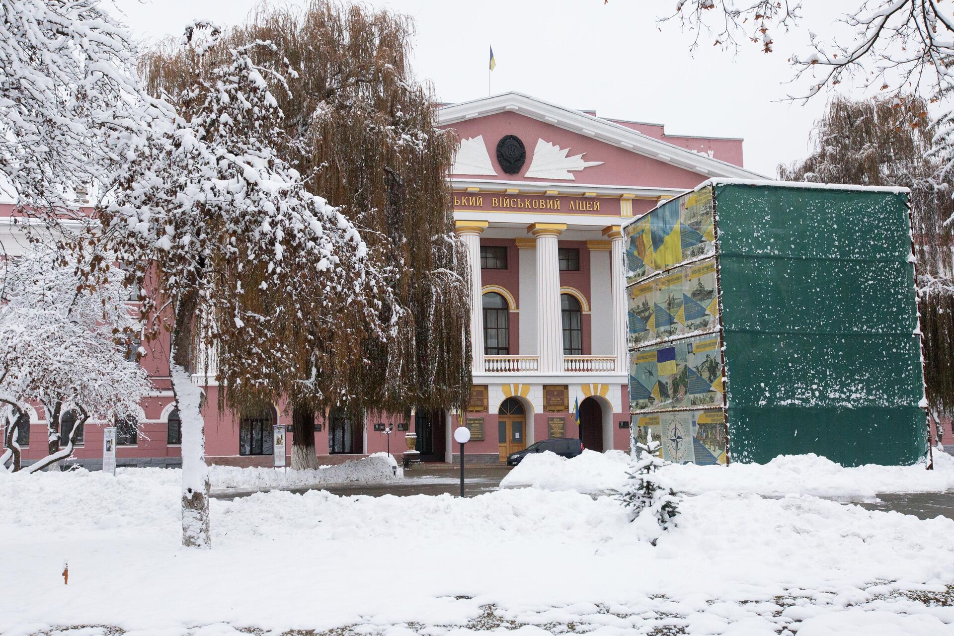 Огороженный памятник русского полководца Александра Суворова во дворе Киевского военного лицея имени Ивана Богуна. - РИА Новости, 1920, 24.06.2022