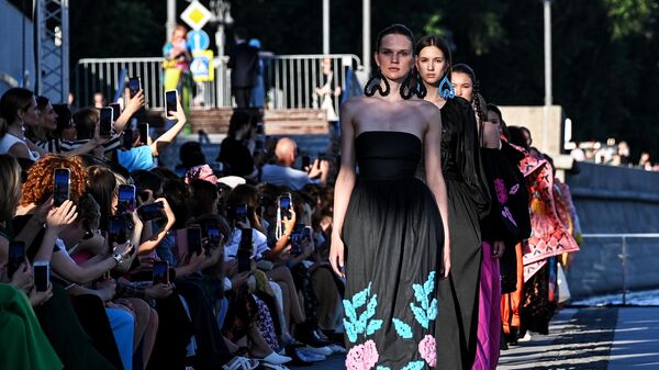 Модели демонстрируют одежду из новой коллекции дизайнера Алены Ахмадулиной в рамках Московской недели моды