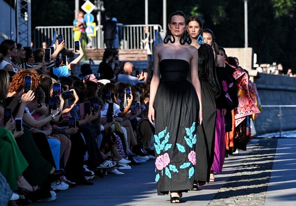 Модели демонстрируют одежду из новой коллекции дизайнера Алены Ахмадулиной в рамках Московской недели моды