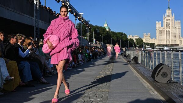 Модель демонстрирует одежду из новой коллекции дизайнера Алены Ахмадулиной в рамках Московской недели моды