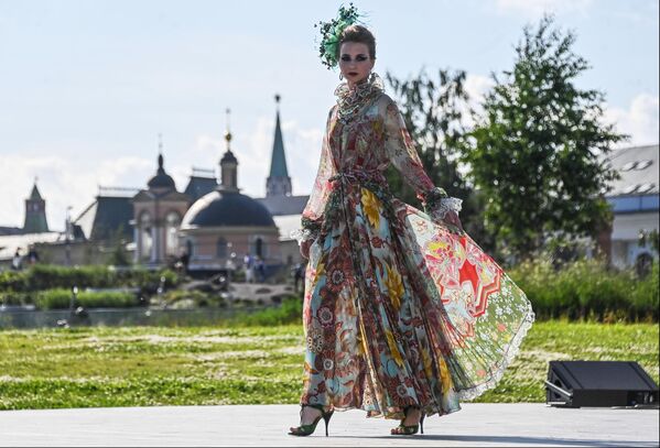 Модель на показе коллекции модельера Вячеслава Зайцева pret-a-porter de luxe Ноктюрн в рамках Московской недели моды