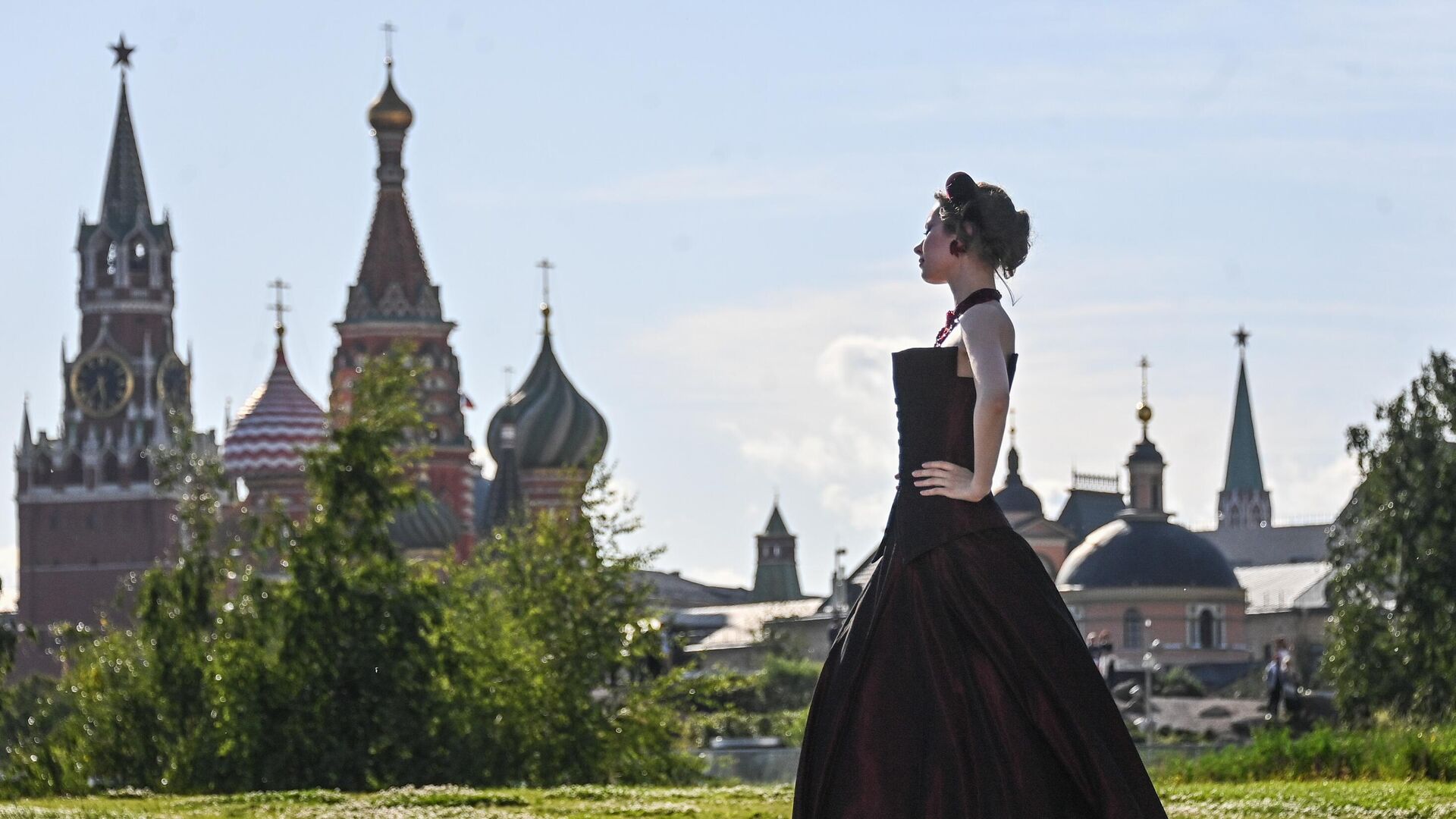 If you are visit moscow. Московская неделя моды 2022 в Зарядье. Moscow Fashion week ВДНХ. Московская неделя моды Зарядье. Зарядье неделя моды 2022.