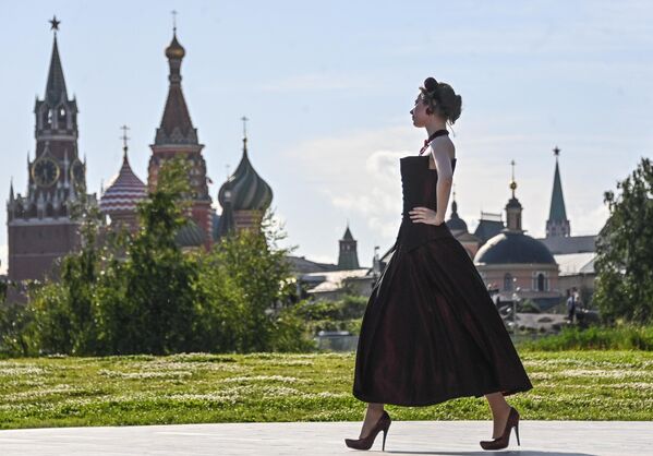 Модель на показе коллекции модельера Вячеслава Зайцева pret-a-porter de luxe Ноктюрн в рамках Московской недели моды