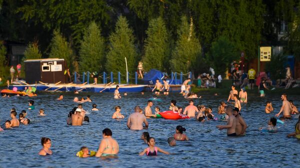 Люди купаются в озере 