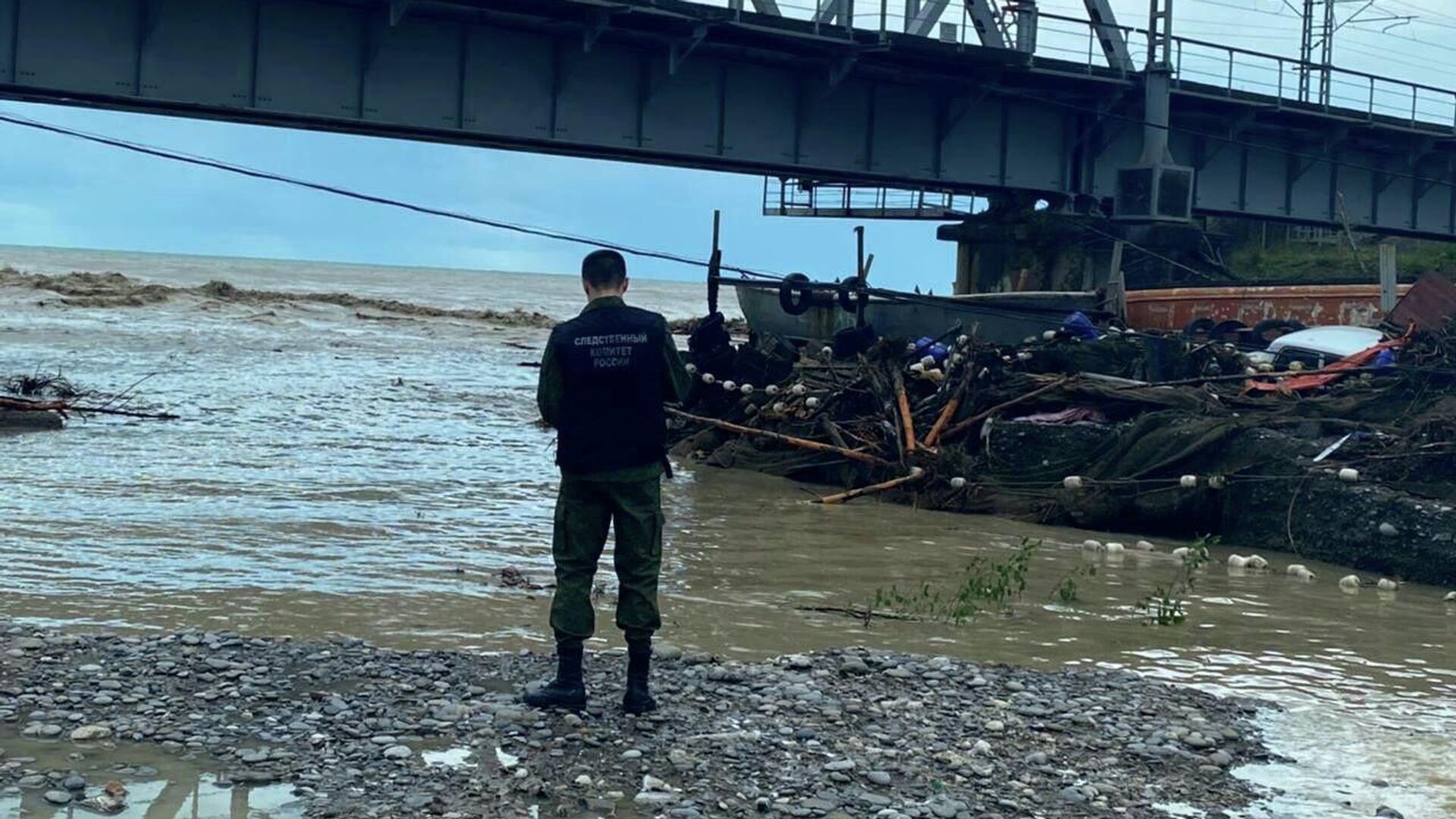 Ситуация в сочи из за украины. Лазаревское Сочи шторм 7 баллов. Черное море новости. Река Мзымта сегодня. Шторм в Сочи 26 ноября 2023 ЖД дороги.