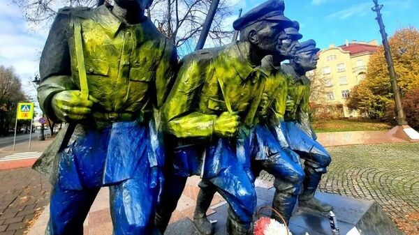 Разукрашенный украинскими вандалами памятник польским легионерам в Кракове (Польша).