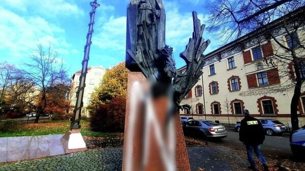 Разукрашенный украинскими вандалами памятник польскому государственному деятелю Юзефу Пилсудскому в Кракове (Польша).