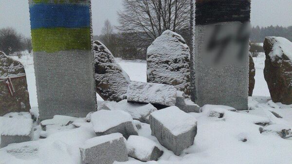 Оскверненный памятник жертвам СС Галичина и УПА (запрещенная в России экстремистская организация).