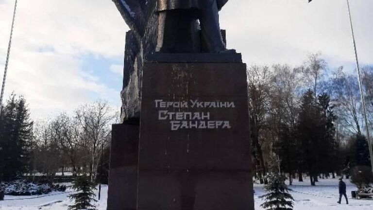 Неизвестный забросал яйцами памятник Бандере в Тернополе.