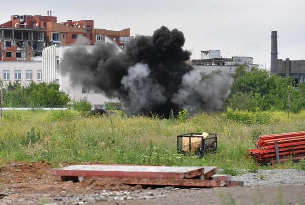 Уничтожение обнаруженных боеприпасов специалистами сводного отряда Международного противоминного центра ВС РФ во время разминирования стройплощадки в Мариуполе
