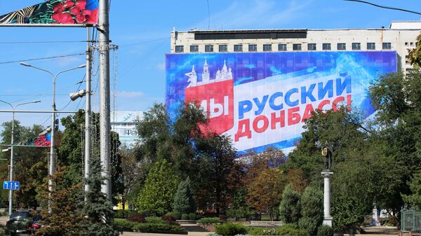 Баннер с надписью Мы — русский Донбасс! на здании в Донецке