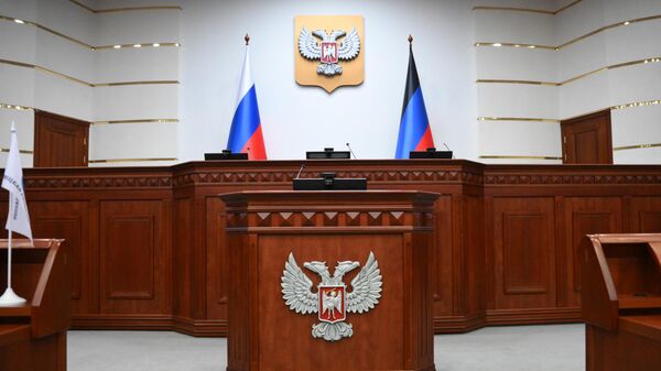 Президиум и трибуна в зале Народного совета Донецкой Народной Республики. Архивное фото