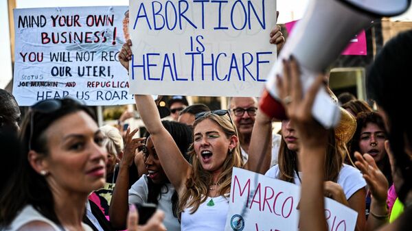 Американские активисты, выступающие против решения суда по абортам