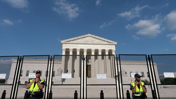 Сотрудники службы безопасности возле здания Верховного суда США, который принял решение о запрете абортов