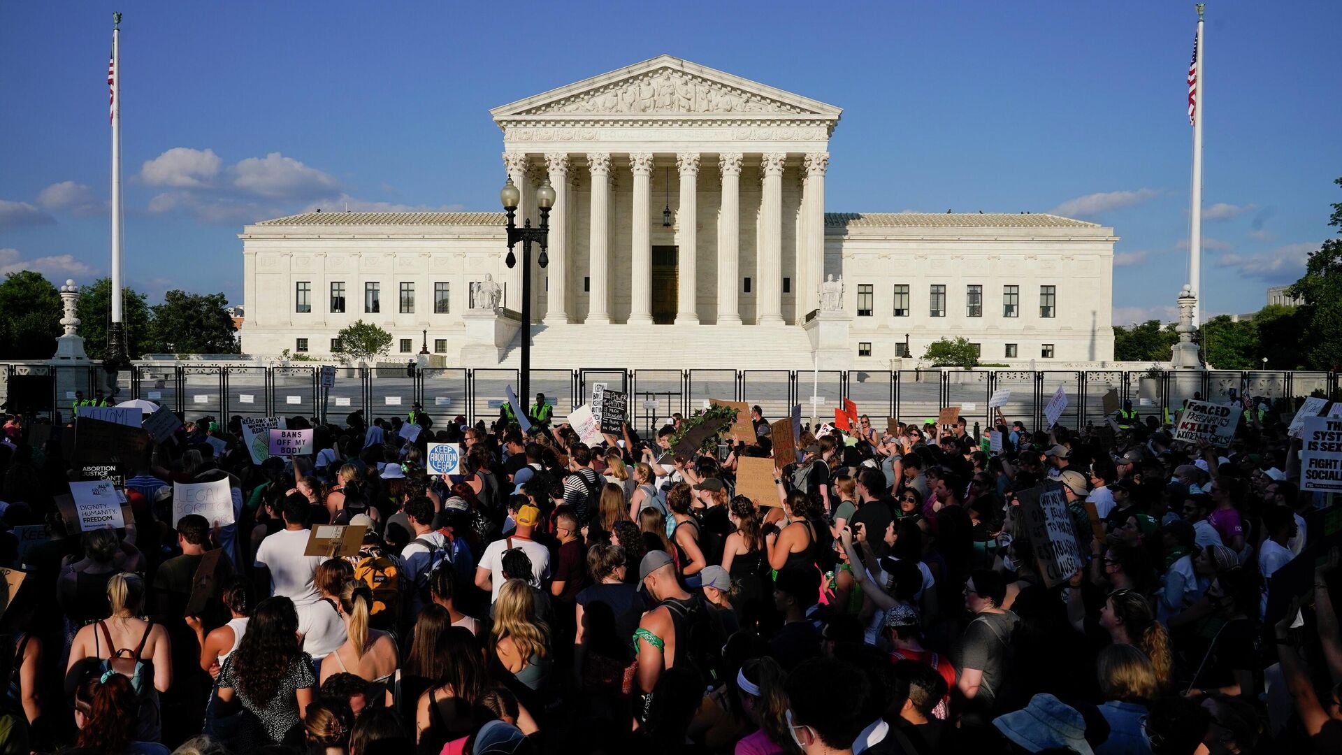 Протестующие возле здания Верховного суда США, который принял решение о запрете абортов - РИА Новости, 1920, 25.06.2022