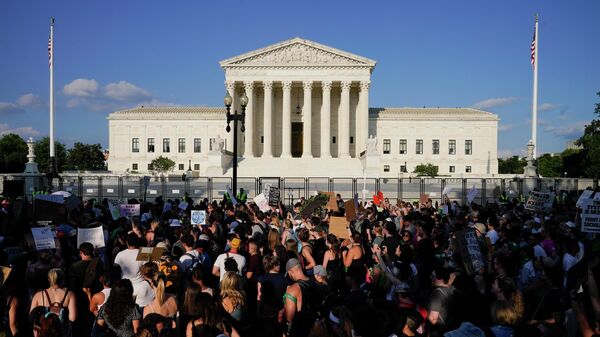 Протестующие возле здания Верховного суда США, который принял решение о запрете абортов