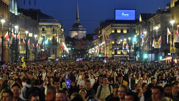 Люди на Невском проспекте во время праздника выпускников Алые паруса в Санкт-Петербурге