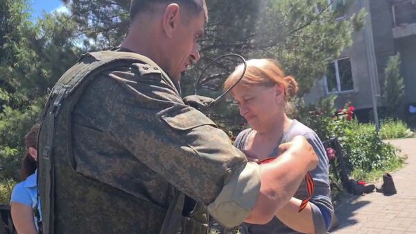 Бойцы ЛНР дарят жителям освобожденных городов Донбасса георгиевские ленты