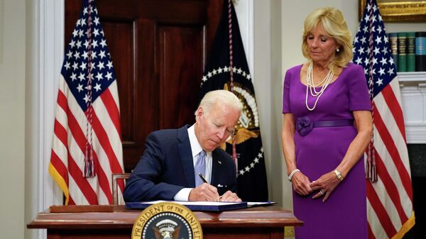 Президент США Джо Байден подписывает закон об ужесточении контроля за оборотом оружия