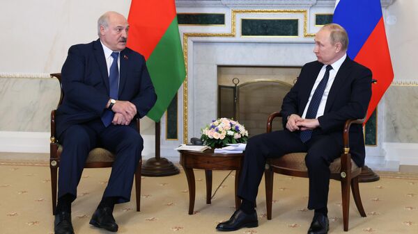 Президент РФ Владимир Путин и президент Белоруссии Александр Лукашенко во время встречи. Архивное фото