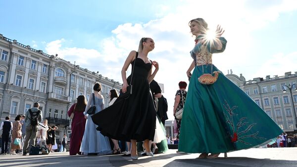 Выпускники школ 2022 года перед началом главного выпускного бала страны Выпускник 2022 в Государственном Кремлевском Дворце