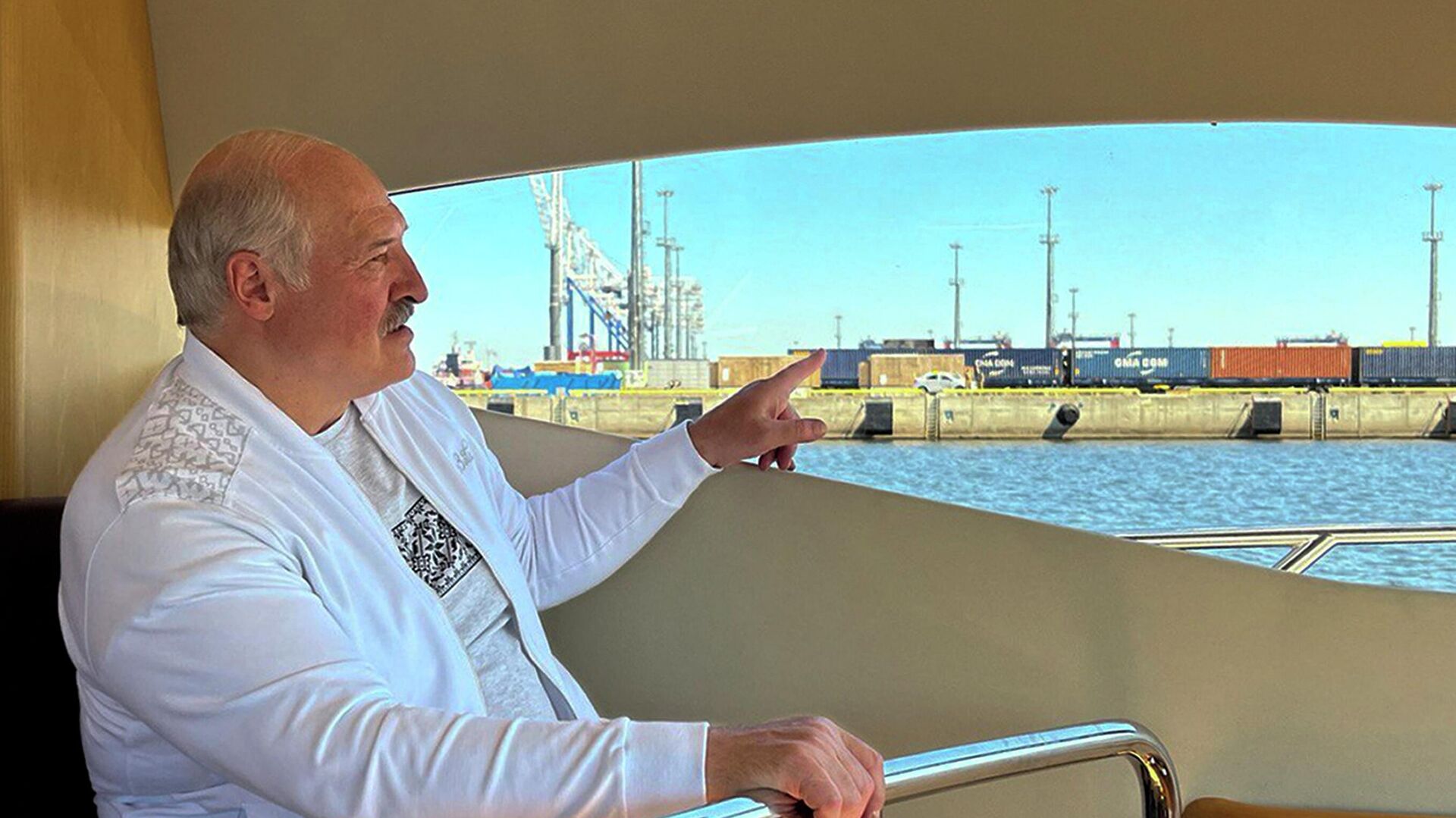 Президент Белоруссии Александр Лукашенко осматривает строительство порта в Бронке - РИА Новости, 1920, 17.09.2022