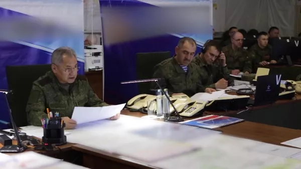 Ο Υπουργός Άμυνας της Ρωσικής Ομοσπονδίας στρατηγός Σεργκέι Σόιγκου κατά τη διάρκεια επιθεώρησης της ρωσικής ομάδας στρατευμάτων που συμμετέχουν σε ειδική στρατιωτική επιχείρηση στην Ουκρανία.  Κορνίζα βίντεο