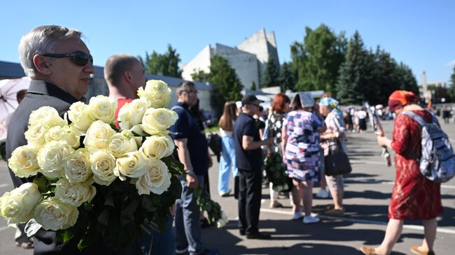 Люди пришли на Троекуровское кладбище в Москве проститься с певцом Юрием Шатуновым