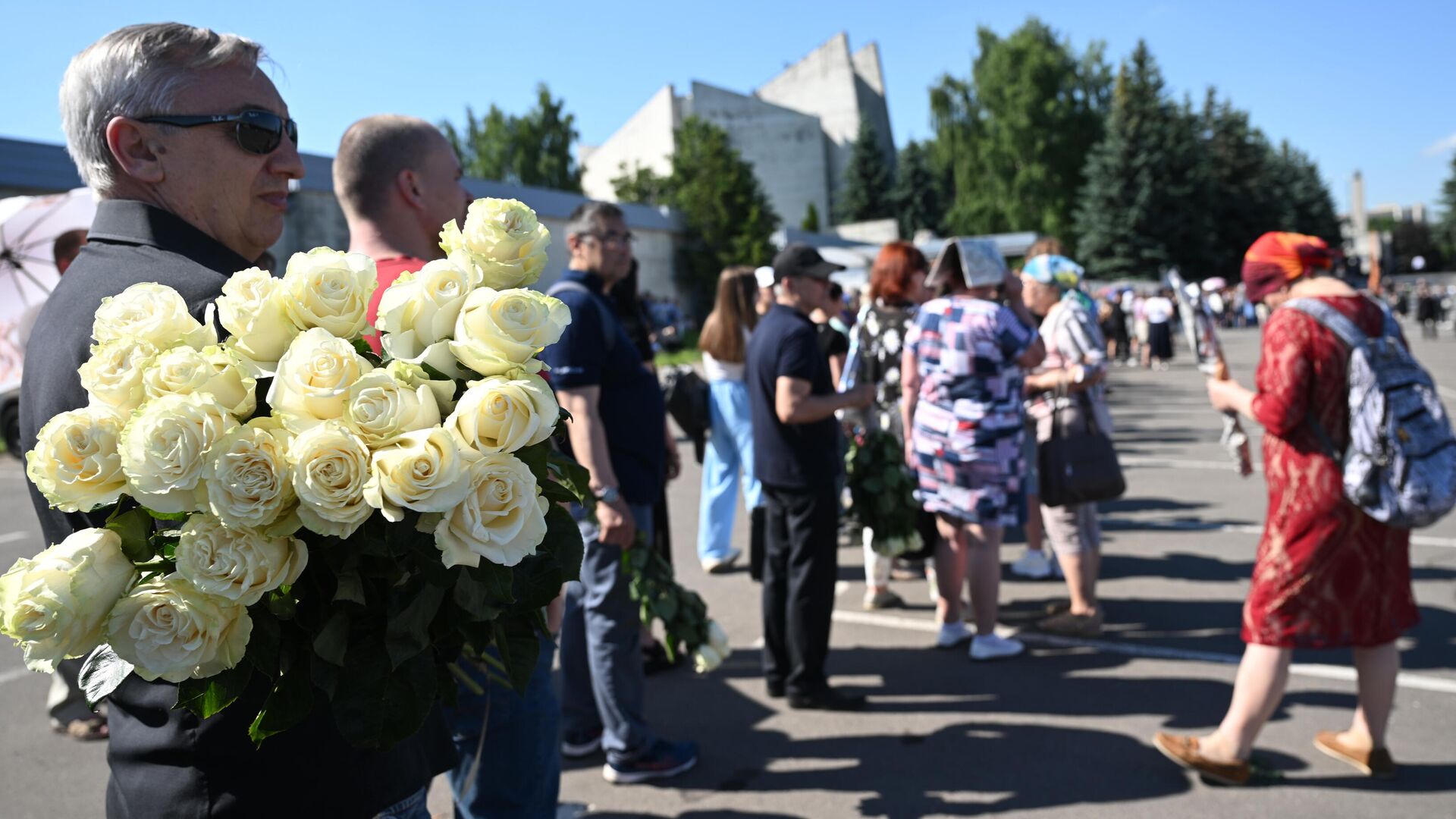 Люди пришли на Троекуровское кладбище в Москве проститься с певцом Юрием Шатуновым - РИА Новости, 1920, 26.06.2022