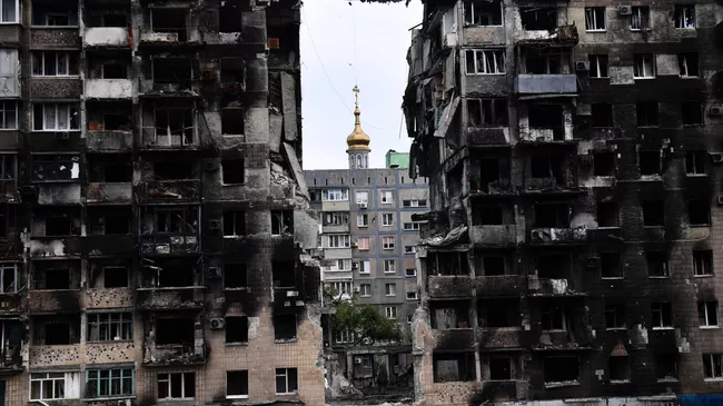 Разрушенный жилой дом на проспекте Металлургов в Мариуполе.