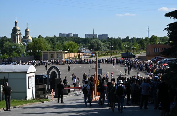 Люди пришли на Троекуровское кладбище в Москве проститься с певцом Юрием Шатуновым