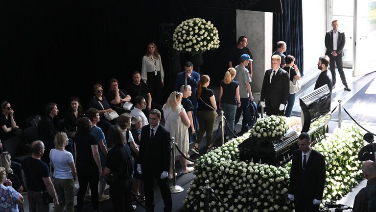 Прощание с певцом Юрием Шатуновым в зале на Троекуровском кладбище в Москве