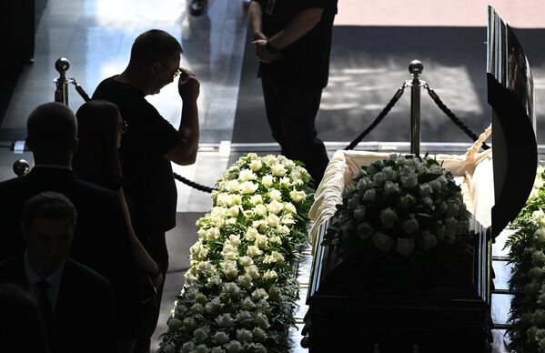 Прощание с певцом Юрием Шатуновым в зале на Троекуровском кладбище в Москве