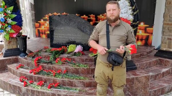 В Донецке несут цветы к месту гибели первого главы ДНР Захарченко