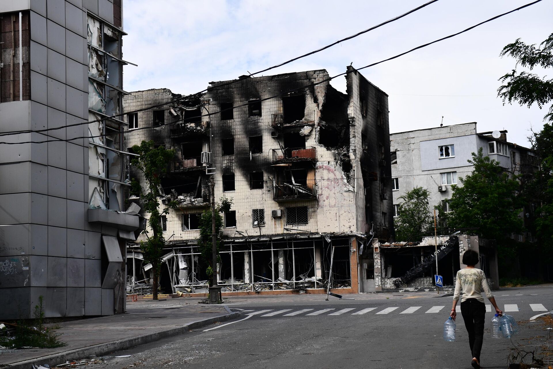 Разрушенные здания на проспекте Мира в Мариуполе - РИА Новости, 1920, 18.07.2022
