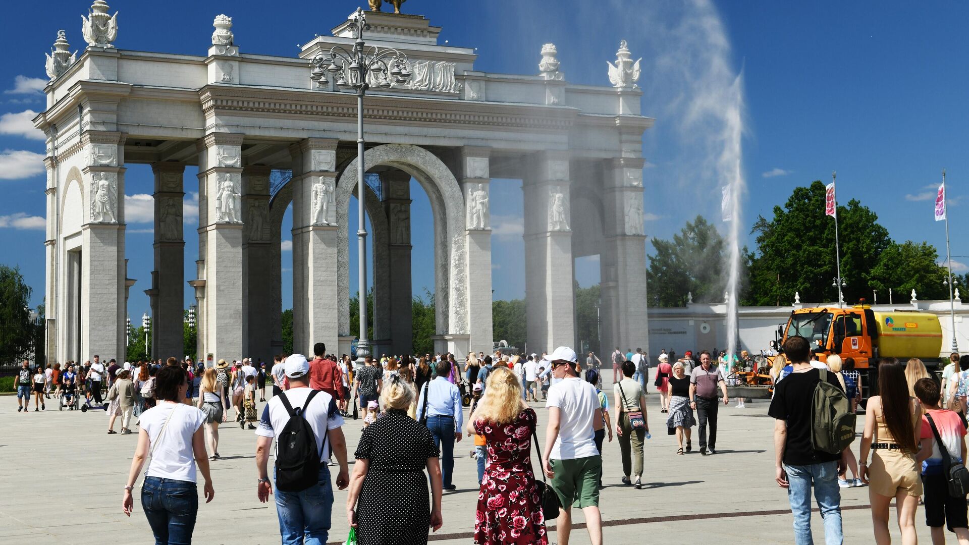 Люди возле центрального входа на ВДНХ в Москве - РИА Новости, 1920, 06.08.2022