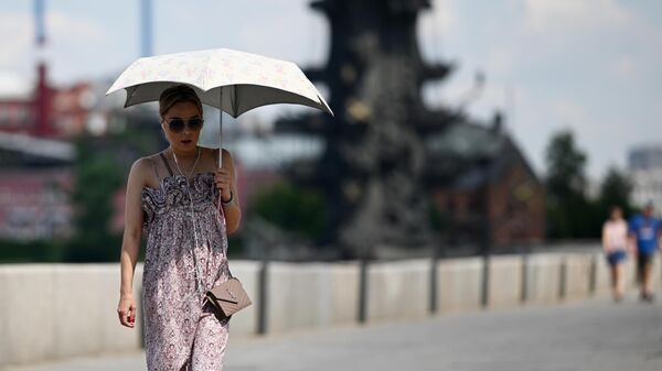  Девушка под зонтом в жаркую погоду в Москве