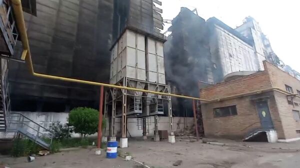 Кадры возгораний на маслоэкстракционном заводе и элеваторе с семенами в Запорожской области