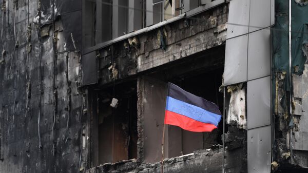 Флаг ДНР на разрушенном здании в Мариуполе