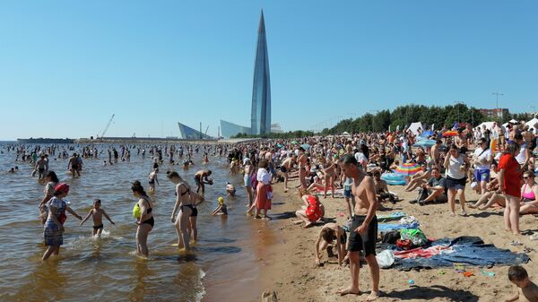 Люди отдыхают на пляже в Санкт-Петербурге