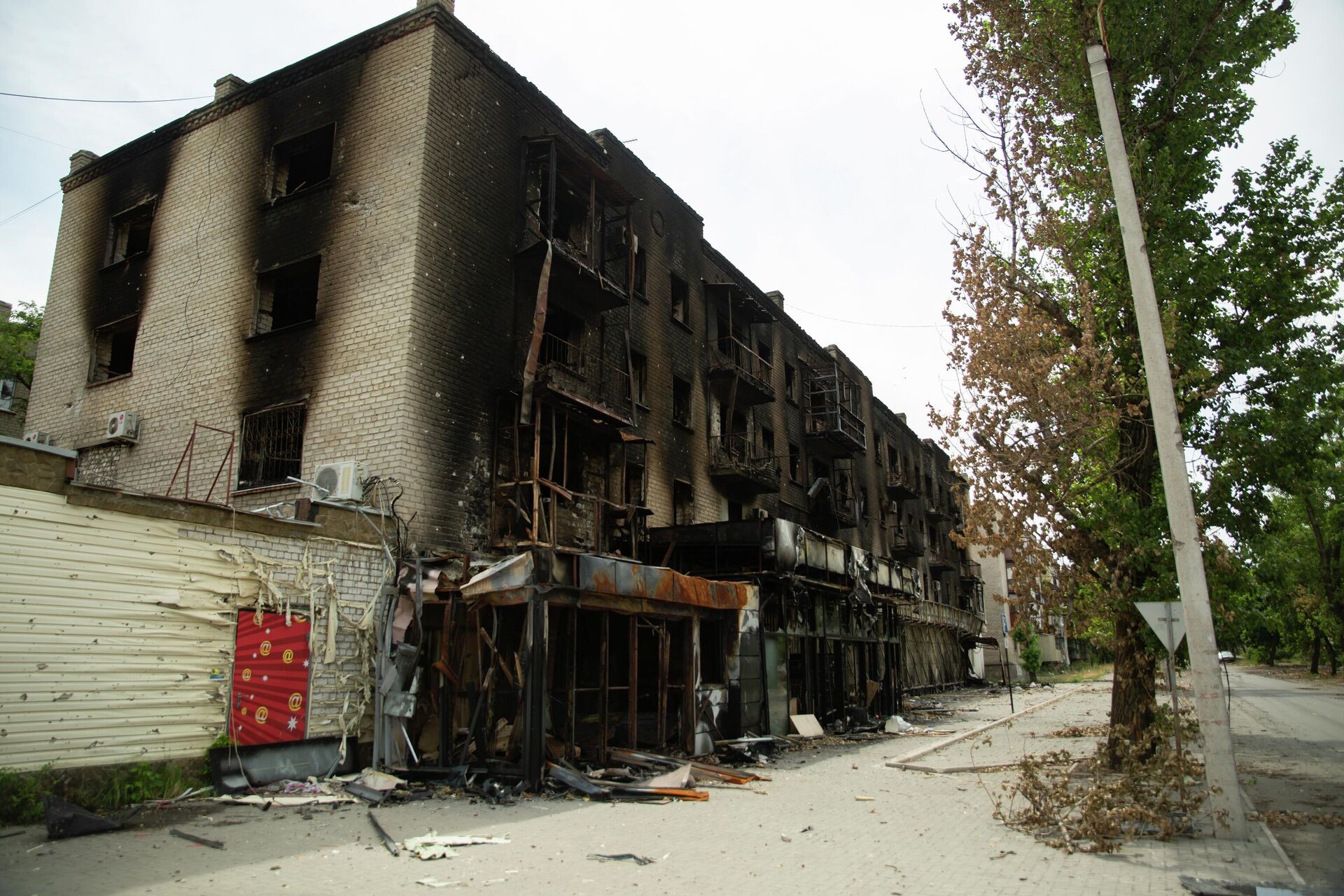 Сгоревшие дома на улице недалеко от завода Азот в Северодонецке - РИА Новости, 1920, 04.07.2022